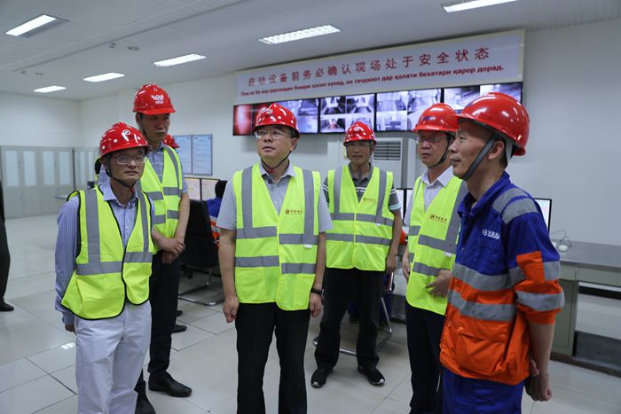 劉彬大使參觀索格特公司中控室.JPG