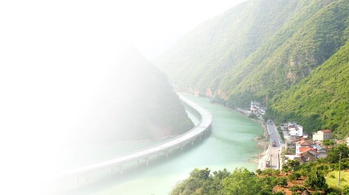 用 “三峽” 牌水泥修建的中國首條水上生態環保公路， 被譽最美水上公路——湖北省興山縣古夫至昭君大橋公路.jpg